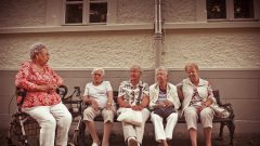 Ilustrasi wanita lansia sedang duduk bersama