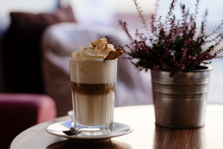 Foto segelas kopi di atas meja