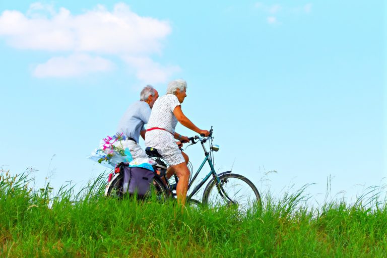 lansia naik sepeda