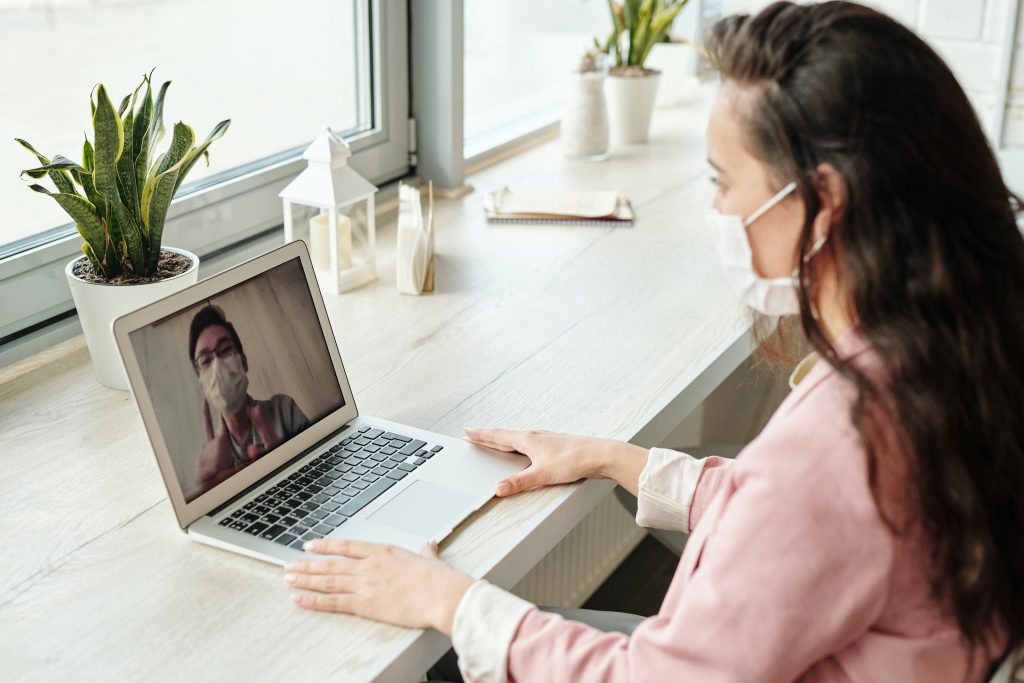 Seorang wanita tengah melakukan video call dengan seorang pria
