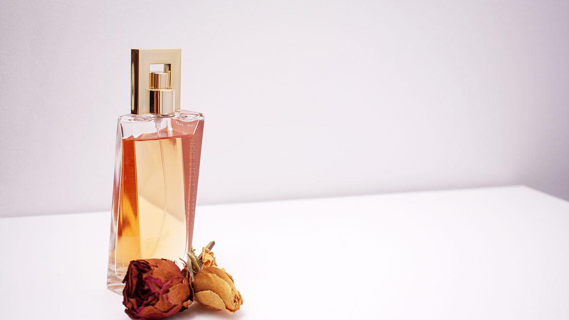 botol parfum dan bunga kering