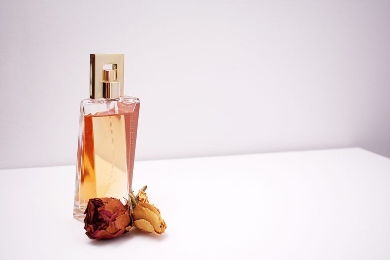 botol parfum dan bunga kering