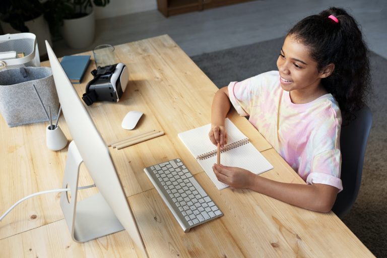 remaja putri mengikuti kelas online dari rumah