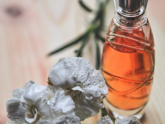 botol parfum dan bunga putih