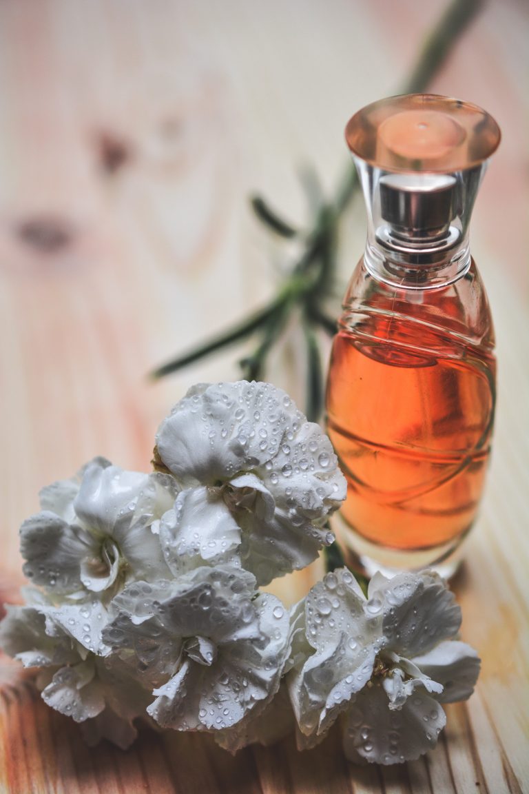 botol parfum dan bunga putih