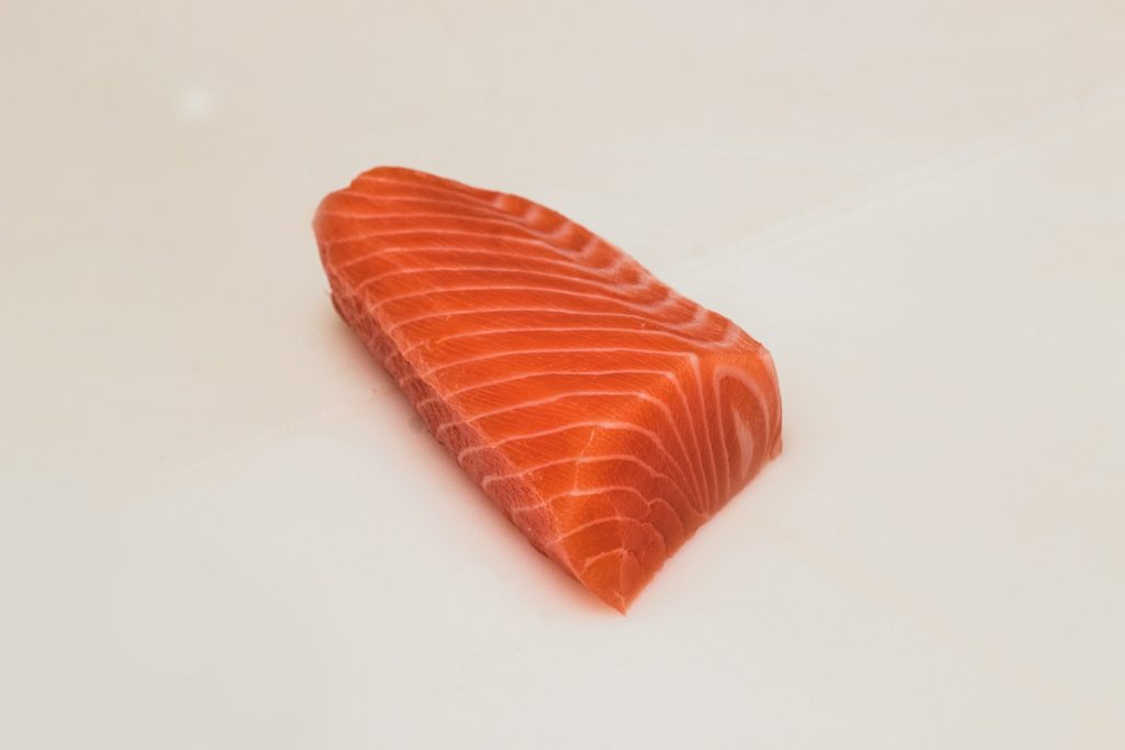 sepotong ikan salmon segar