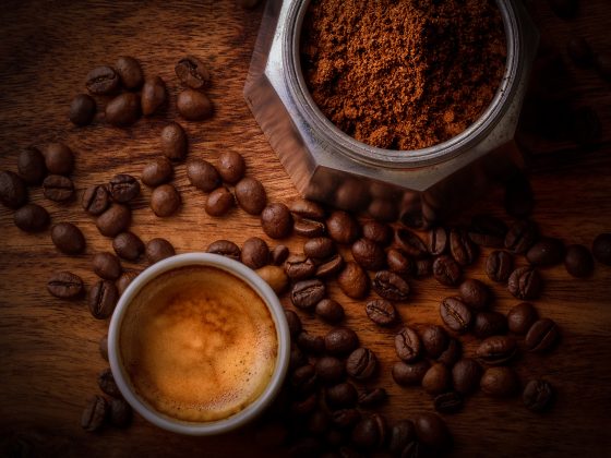 Ilustrasi secangkir kopi, kopi bubuk, dan biji kopi