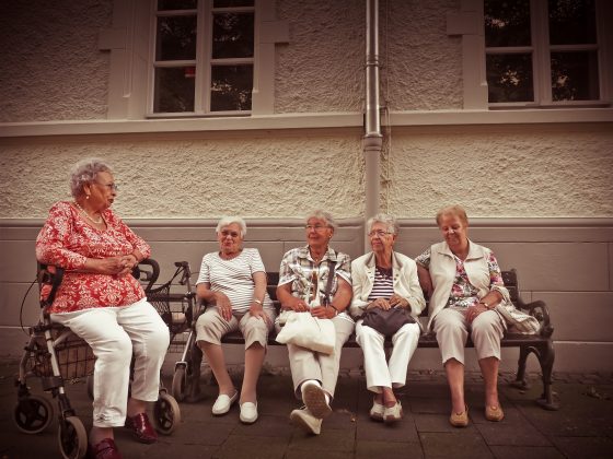 lima wanita lansia sedang duduk bersama