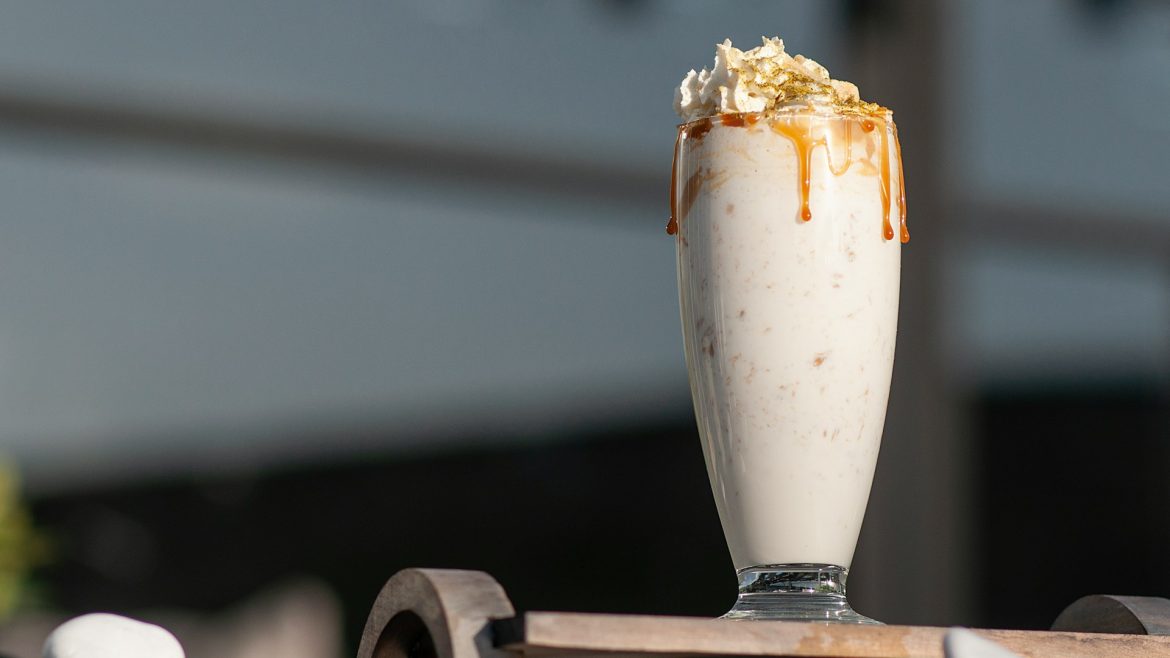 segelas kopi caramel frappe di atas meja