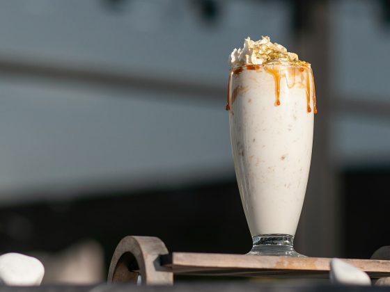 segelas kopi caramel frappe di atas meja