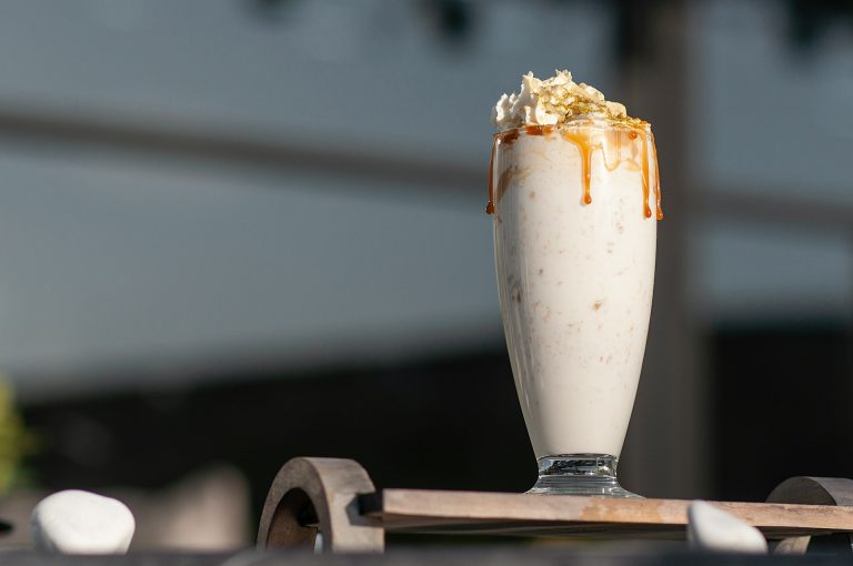 segelas kopi caramel frappe di atas meja