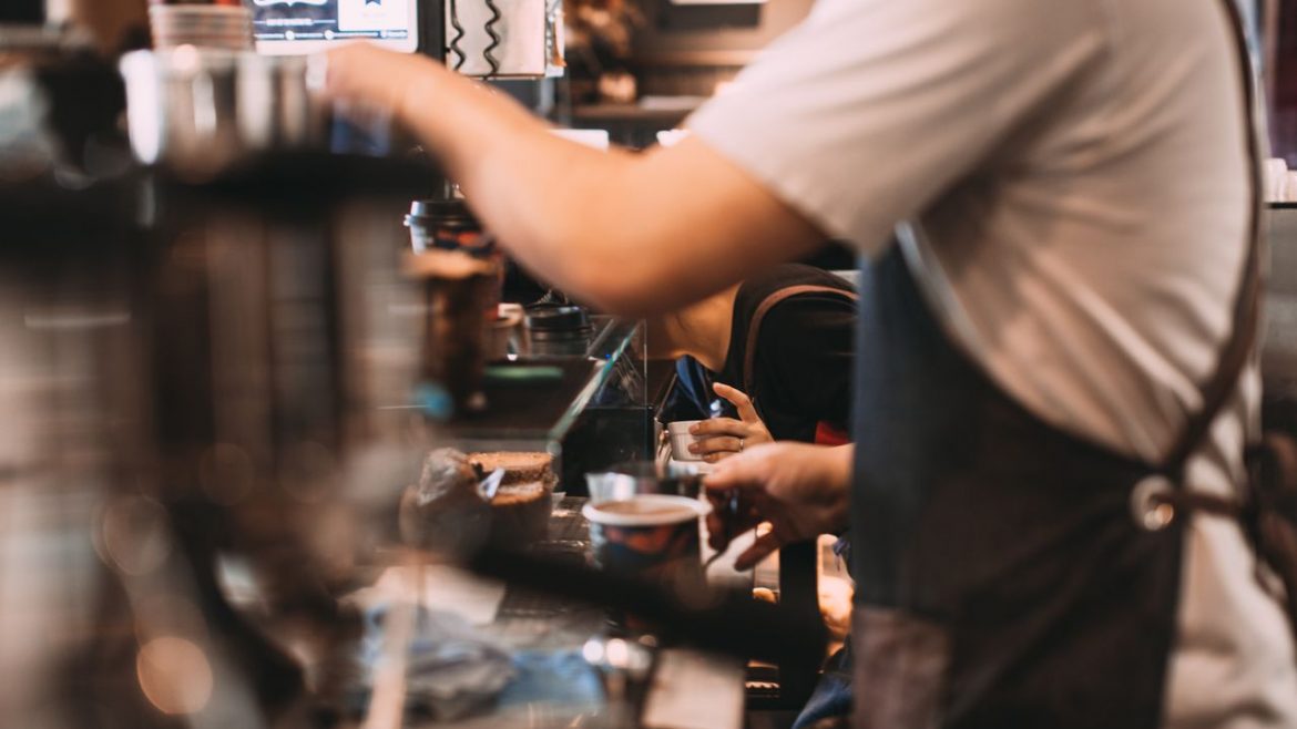barista sedang membuat kopi di coffee shop