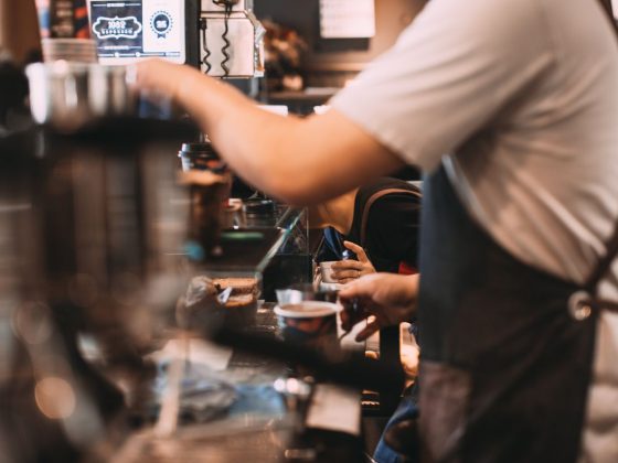 barista sedang membuat kopi di coffee shop