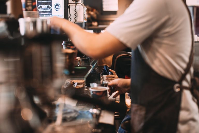 barista sedang membuat kopi di coffee shop