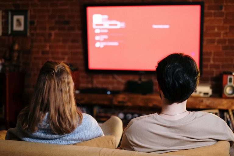 pasangan suami istri sedang menonton TV