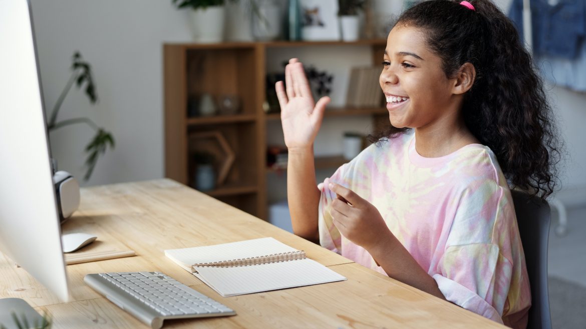 remaja putri sedang mengikuti kelas online